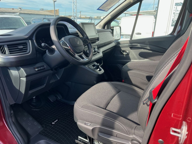 Photo 2 de l'offre de RENAULT TRAFIC III FG NEUF: CARMIN 5 PLACES BVA9 170 CV L2H1 EXCLUSIVE + OPTIONS à 46740€ chez Bretagne Utilitaires