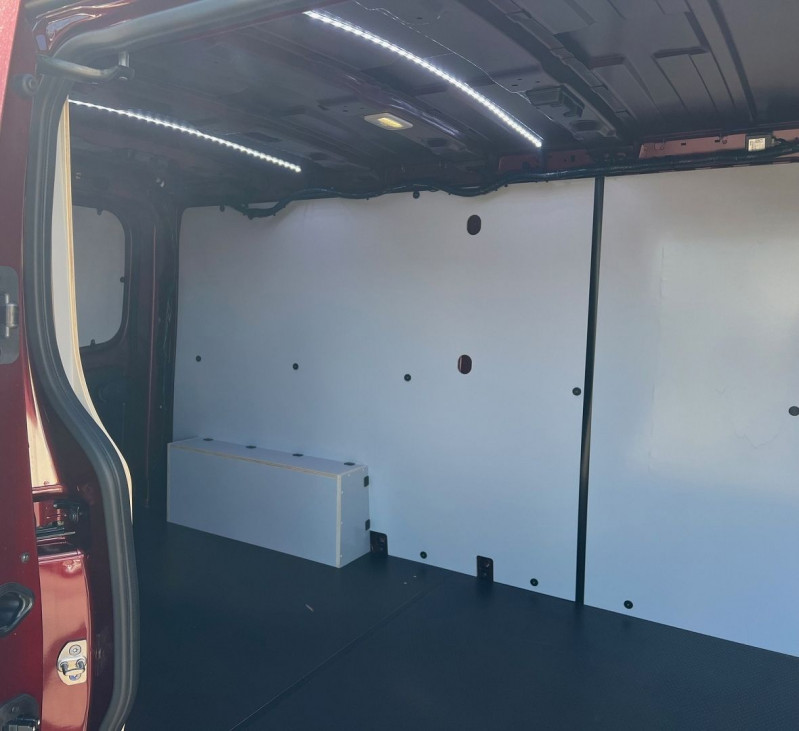 Photo 3 de l'offre de RENAULT TRAFIC III FG NEUF: ROUGE CARMIN L1H1 3T 2.0 BLUE DCI 170CH BVA9 EXCLUSIVE + OPTIONS 4050 € à 41940€ chez Bretagne Utilitaires