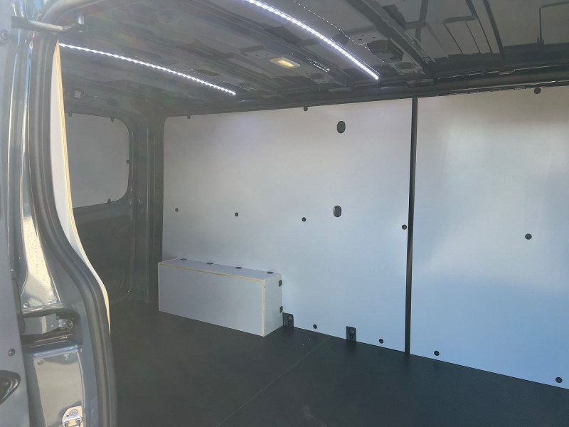 Photo 2 de l'offre de RENAULT TRAFIC III FG NEUF: GRIS URBAIN L1H1 DCI 170CH BVA9 EXCLUSIVE + OPTIONS 3450 € à 41940€ chez Bretagne Utilitaires