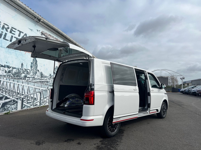 Photo 2 de l'offre de VOLKSWAGEN TRANSPORTER FG T6.1 VAN CAB APPRO L2H1 150 CV DSG7 BUSINESS à 59940€ chez Bretagne Utilitaires