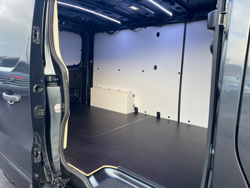 Photo 7 de l'offre de RENAULT TRAFIC III FG NEUF: GRIS COMETE 3T L2H1 170 CV BVA9 EXCLUSIVE + OPTIONS 4050 € à 43140€ chez Bretagne Utilitaires