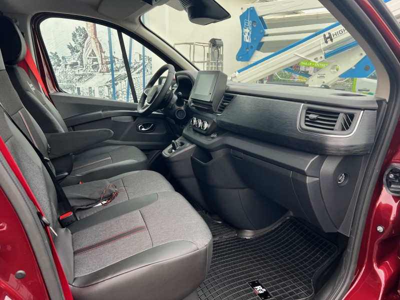 Photo 6 de l'offre de RENAULT TRAFIC III FG NEUF: ROUGE CARMIN 3T L2H1 170 CV BVA9 EXCLUSIVE + OPTIONS 4050 € à 43140€ chez Bretagne Utilitaires