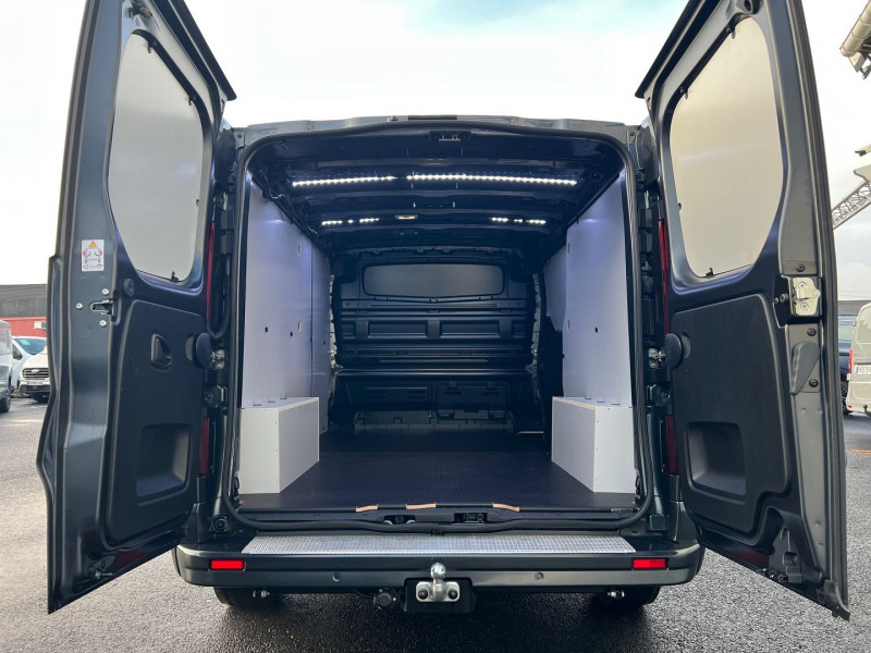 Photo 11 de l'offre de RENAULT TRAFIC III FG NEUF: GRIS COMETE 3T L2H1 170 CV BVA9 EXCLUSIVE + OPTIONS 4050 € à 43140€ chez Bretagne Utilitaires