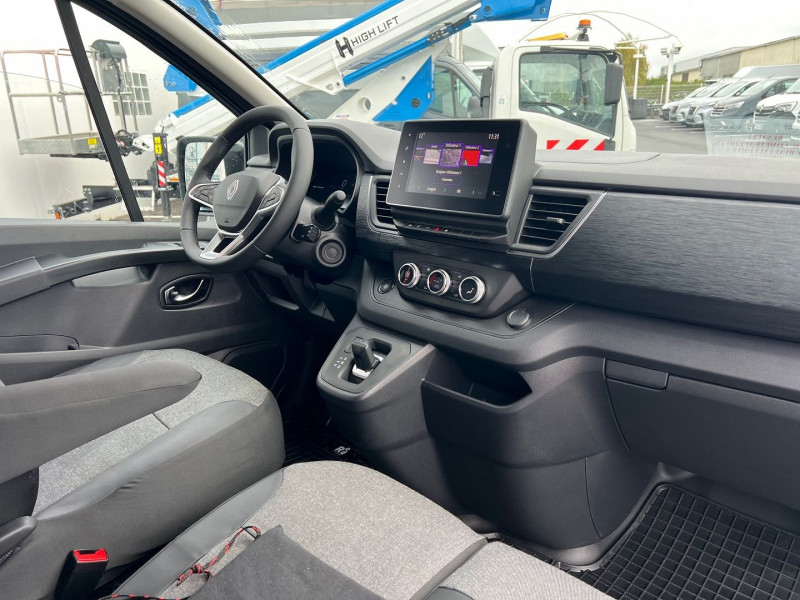 Photo 4 de l'offre de RENAULT TRAFIC III FG NEUF: GRIS COMETE L1H1 DCI 170CH BVA9 EXCLUSIVE + OPTIONS 4060 € à 41940€ chez Bretagne Utilitaires