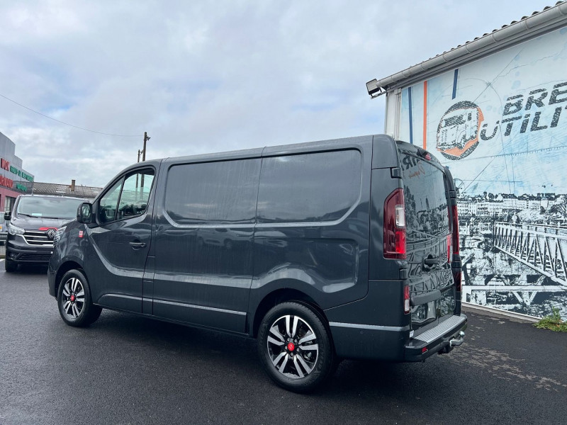 Photo 8 de l'offre de RENAULT TRAFIC III FG NEUF: GRIS COMETE L1H1 DCI 170CH BVA9 EXCLUSIVE + OPTIONS 4060 € à 41940€ chez Bretagne Utilitaires