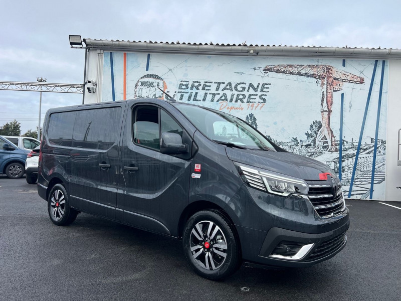 Photo 1 de l'offre de RENAULT TRAFIC III FG NEUF: GRIS COMETE L1H1 DCI 170CH BVA9 EXCLUSIVE + OPTIONS 4060 € à 41940€ chez Bretagne Utilitaires