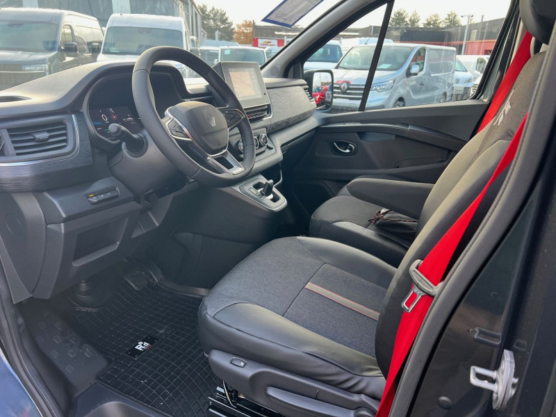 Photo 2 de l'offre de RENAULT TRAFIC III FG NEUF: GRIS COMETE 3T L2H1 170 CV BVA9 EXCLUSIVE + OPTIONS 4050 € à 43140€ chez Bretagne Utilitaires