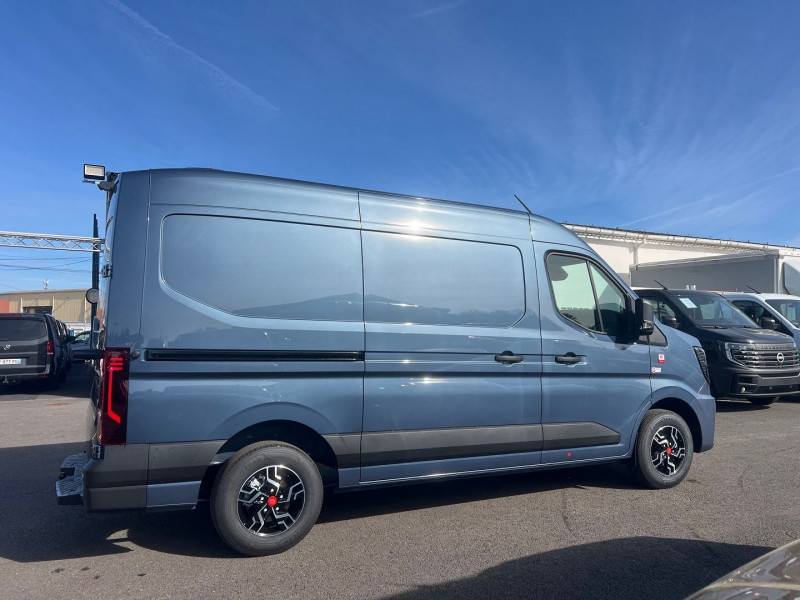 Photo 2 de l'offre de RENAULT MASTER IV FG NEUF: F3500 L2H2 BVA9 170CH EXCLUSIVE RED EDITION + NBRES OPTIONS à 49140€ chez Bretagne Utilitaires