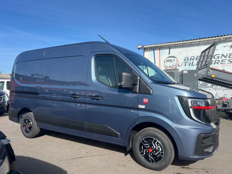 Photo 1 de l'offre de RENAULT MASTER IV FG NEUF: F3500 L2H2 BVA9 170CH EXCLUSIVE RED EDITION + NBRES OPTIONS à 49140€ chez Bretagne Utilitaires