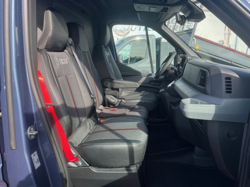 Photo 4 de l'offre de RENAULT MASTER IV FG NEUF: F3500 L2H2 BVA9 170CH EXCLUSIVE RED EDITION + NBRES OPTIONS à 49140€ chez Bretagne Utilitaires