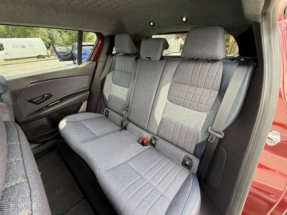 Acheter Renault Renault 4 Renault 4 E-Tech Electrique 150 ch autonomie confort Techno 5p neuf dans les concessions du Groupe Faurie