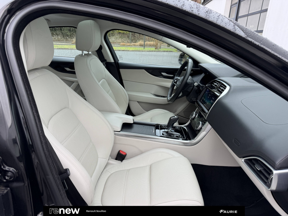 Acheter Jaguar XE XE D180 BVA R-Dynamic S 4p occasion dans les concessions du Groupe Faurie