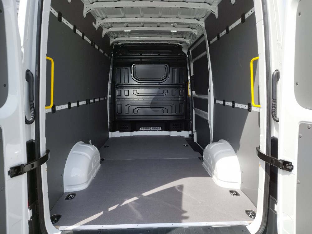 Acheter Volkswagen Crafter CRAFTER VAN 35 L3H3 2.0 TDI 140 CH BUSINESS 4p neuf dans les concessions du Groupe Faurie