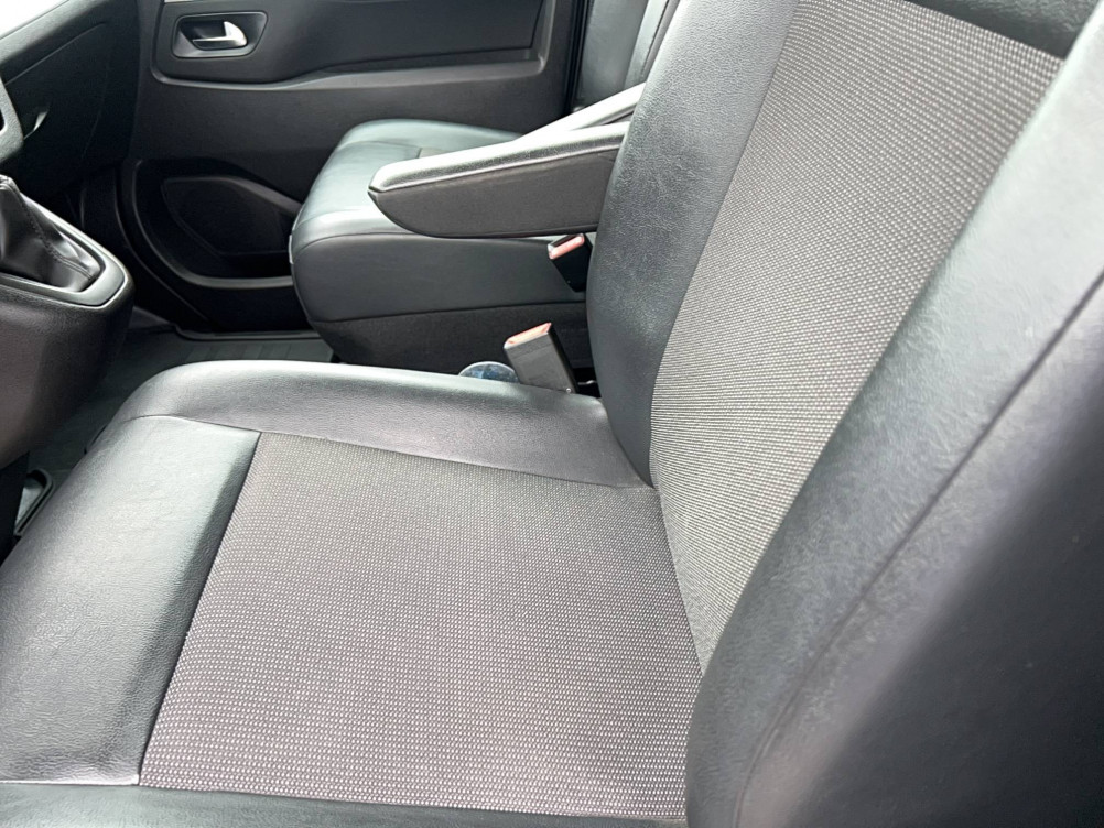 Acheter Opel Vivaro VIVARO FGN L2 2.0 DIESEL 120 CH PTAC AUGMENTE PACK CLIM 4p occasion dans les concessions du Groupe Faurie