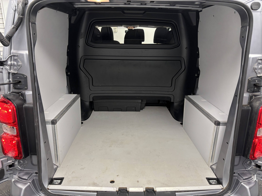 Acheter Opel Vivaro Fourgon VIVARO CA FIXE L2 2.0 DIESEL 180 CH BVA8 PACK BUSINESS 4p occasion dans les concessions du Groupe Faurie