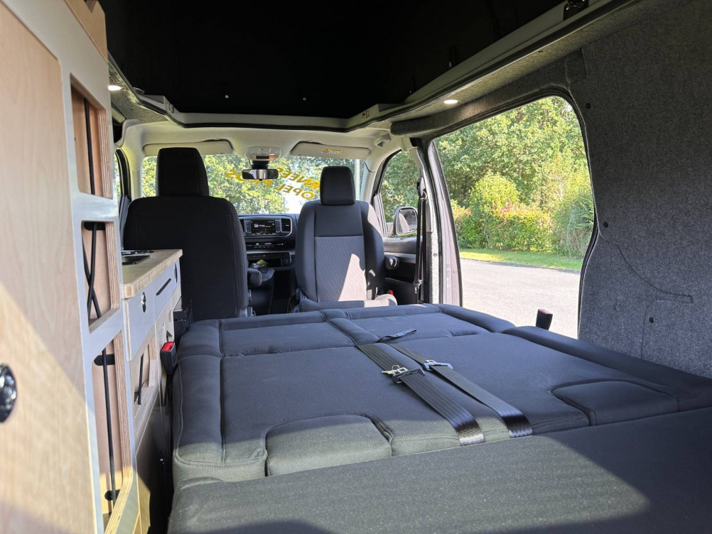 Acheter Opel Vivaro Fourgon VIVARO VAN AMENAGE BLUEHDI 180 S&S EAT8 100 KMS 4 PLACES  4p occasion dans les concessions du Groupe Faurie