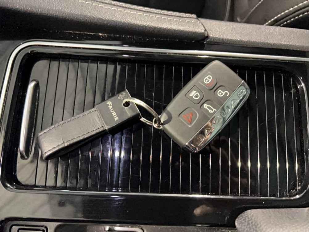 Acheter Jaguar F-Pace F-Pace 2.0 D - 180 ch  AWD BVA8 Chequered Flag 5p occasion dans les concessions du Groupe Faurie