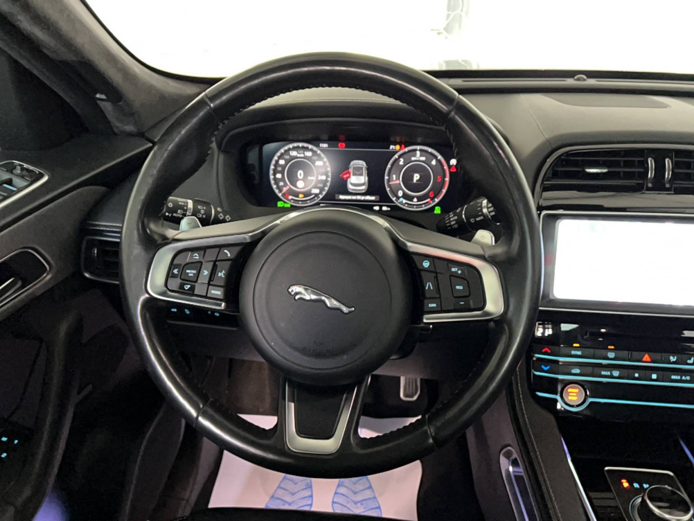 Acheter Jaguar F-Pace F-Pace 2.0 D - 180 ch  AWD BVA8 Chequered Flag 5p occasion dans les concessions du Groupe Faurie