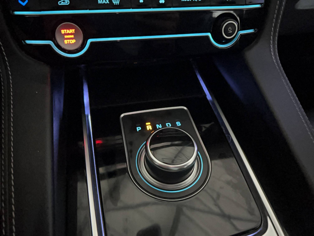 Acheter Jaguar F-Pace F-Pace 2.0 D - 180 ch  AWD BVA8 Chequered Flag 5p occasion dans les concessions du Groupe Faurie