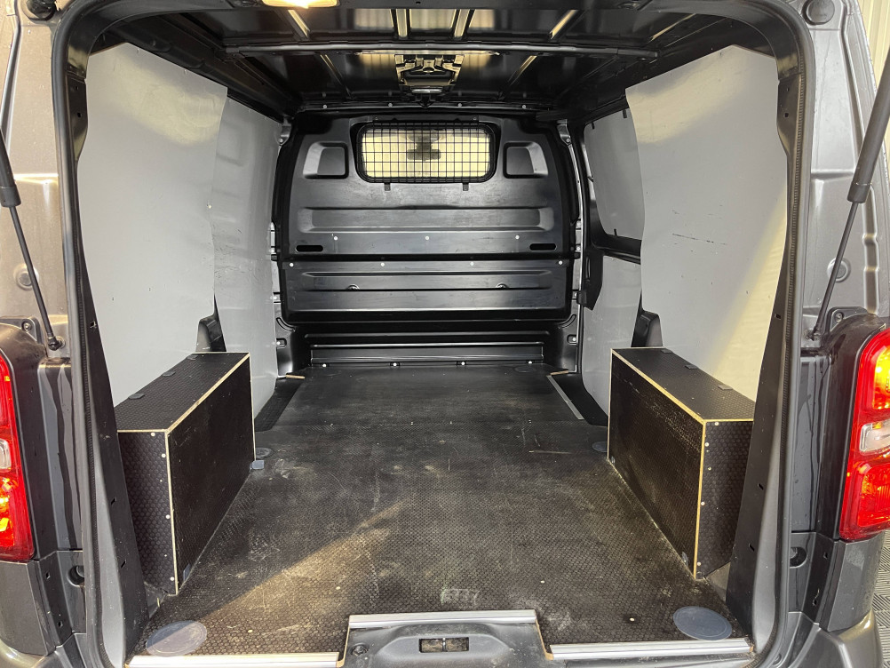 Acheter Opel Vivaro Fourgon VIVARO FGN L2 2.0 DIESEL 180 CH BVA8 PACK BUSINESS 4p occasion dans les concessions du Groupe Faurie