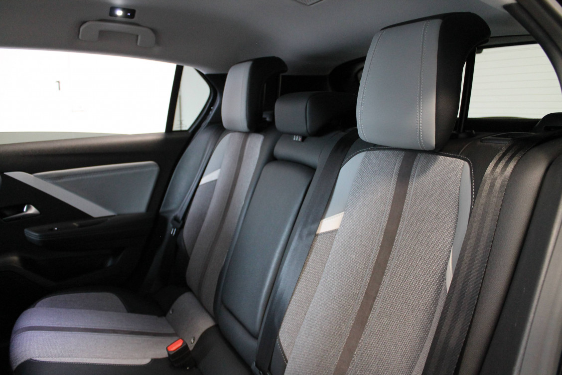 Acheter Opel Astra Astra Hybrid 180 ch BVA8 Elegance Business 5p occasion dans les concessions du Groupe Faurie