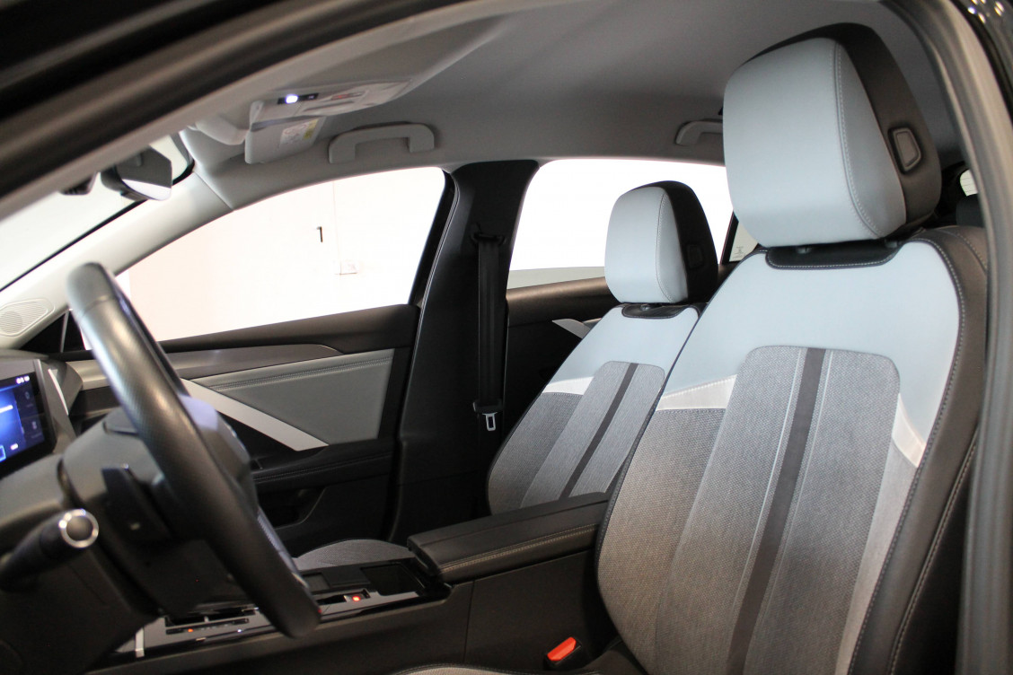 Acheter Opel Astra Astra Hybrid 180 ch BVA8 Elegance Business 5p occasion dans les concessions du Groupe Faurie