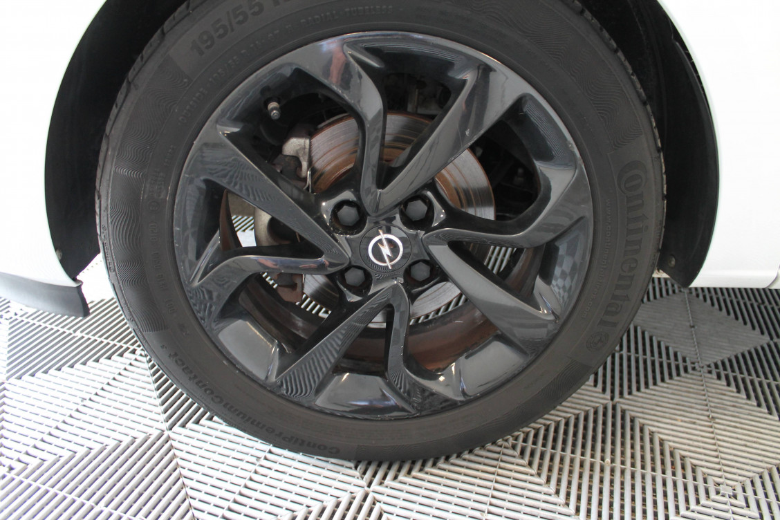Acheter Opel Corsa E Corsa 1.4 90 ch Color Edition 3p occasion dans les concessions du Groupe Faurie