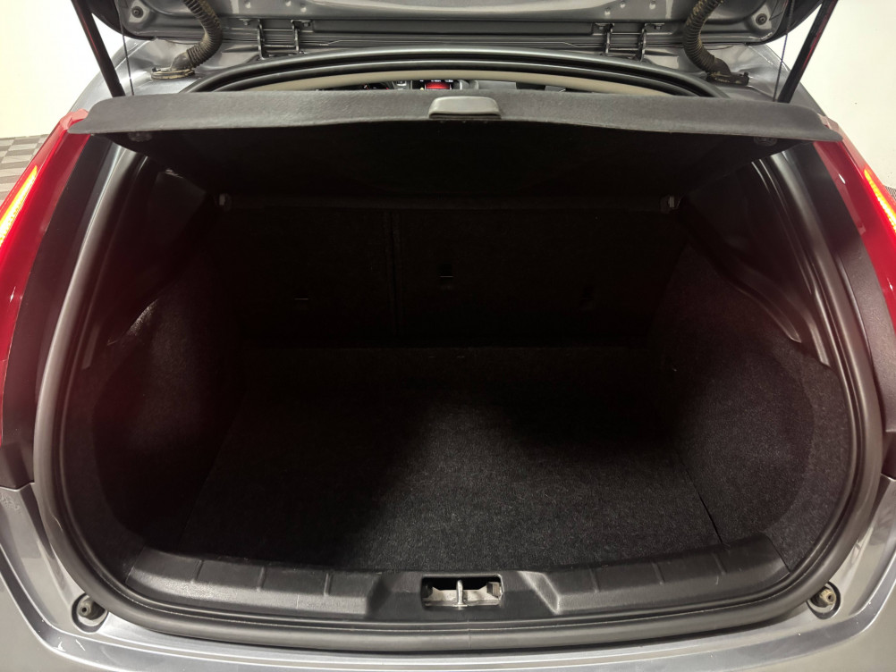 Acheter Volvo V40 V40 D3 150 Geartronic 6 Momentum Business 5p occasion dans les concessions du Groupe Faurie