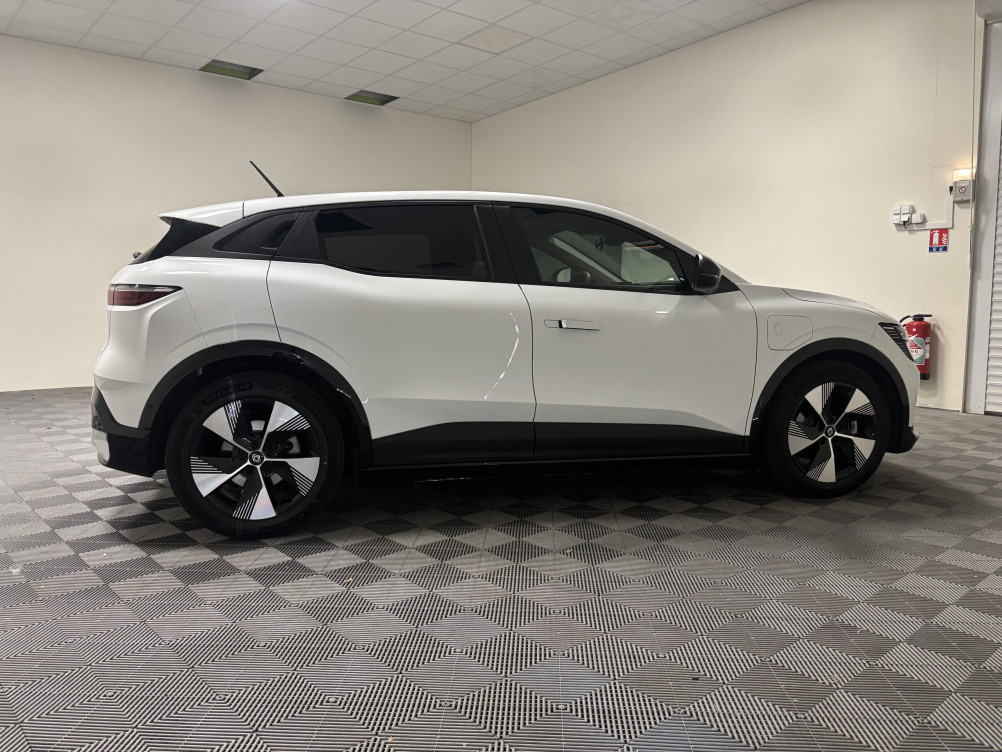 Acheter Renault Megane E-Tech Megane E-Tech EV40 130ch standard charge Equilibre 5p occasion dans les concessions du Groupe Faurie