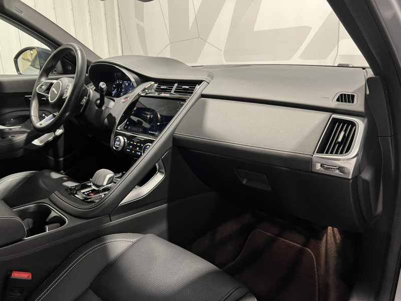 Photo 8 de l'offre de JAGUAR E-PACE P300e ch PHEV AWD BVA R-Dynamic SE à 37490€ chez VL Auto