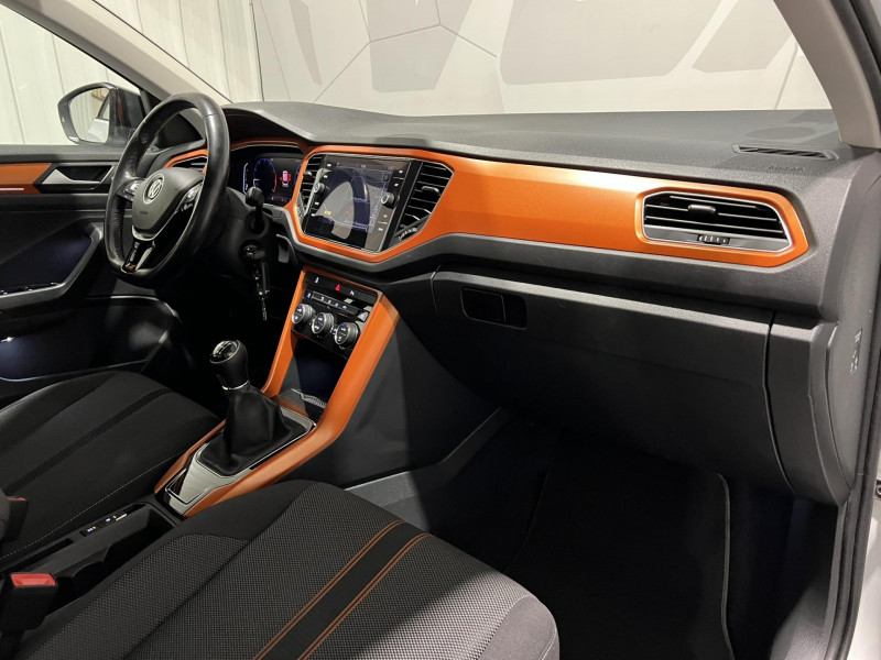 Photo 8 de l'offre de VOLKSWAGEN T-ROC 1.0 TSI 115 Start/Stop BVM6 Lounge à 13990€ chez VL Auto