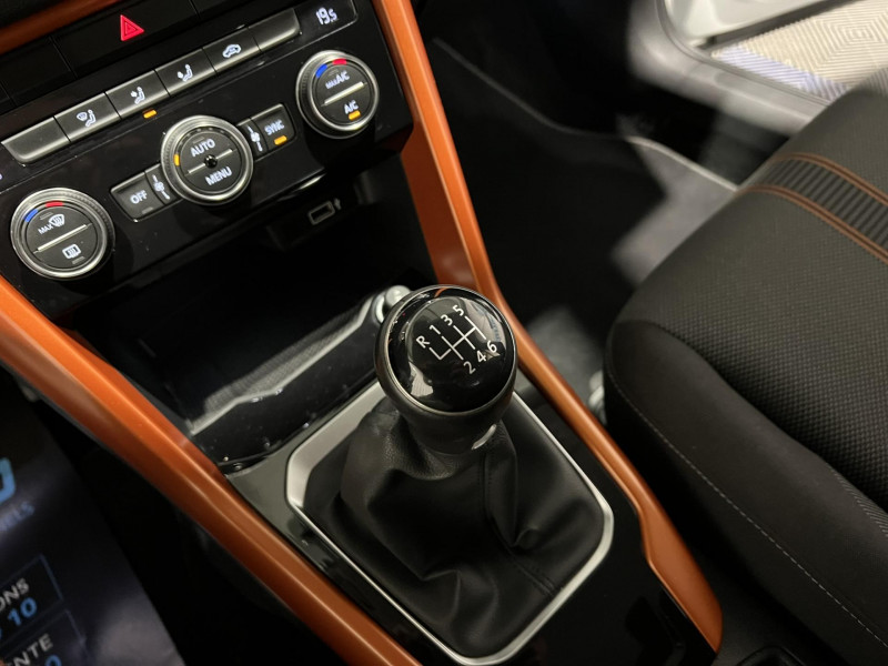 Photo 13 de l'offre de VOLKSWAGEN T-ROC 1.0 TSI 115 Start/Stop BVM6 Lounge à 13990€ chez VL Auto