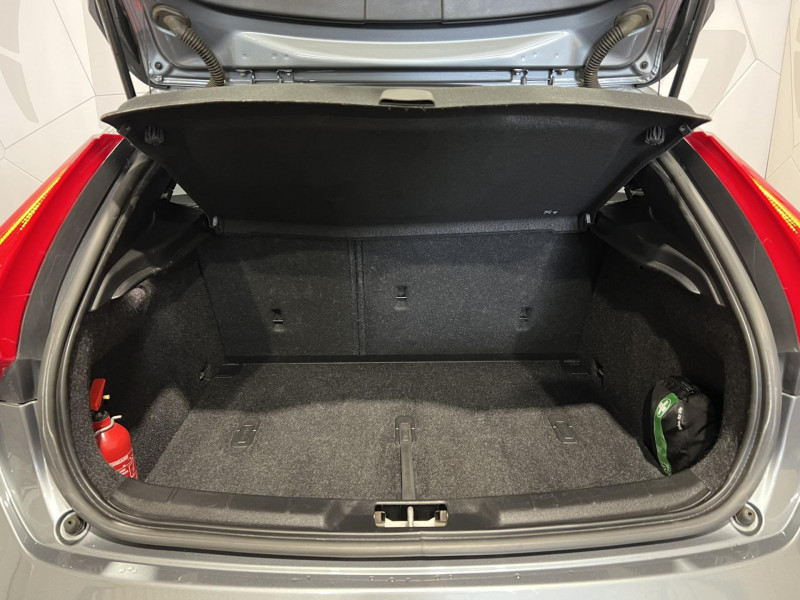 Photo 10 de l'offre de VOLVO V40 D2 AdBlue 120 ch R-Design à 16990€ chez VL Auto