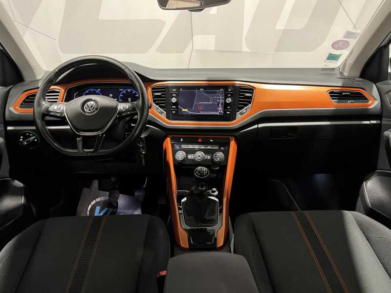 Photo 7 de l'offre de VOLKSWAGEN T-ROC 1.0 TSI 115 Start/Stop BVM6 Lounge à 13990€ chez VL Auto