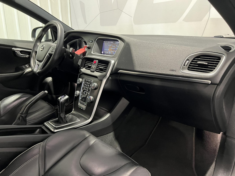 Photo 8 de l'offre de VOLVO V40 D2 AdBlue 120 ch R-Design à 16990€ chez VL Auto