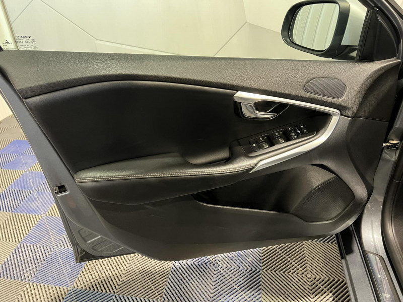 Photo 21 de l'offre de VOLVO V40 D2 AdBlue 120 ch R-Design à 16990€ chez VL Auto