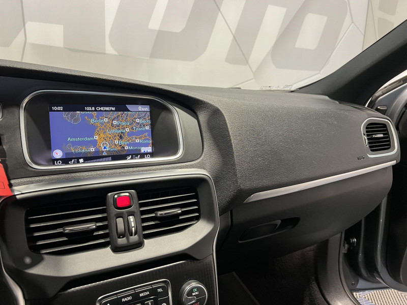 Photo 12 de l'offre de VOLVO V40 D2 AdBlue 120 ch R-Design à 16990€ chez VL Auto