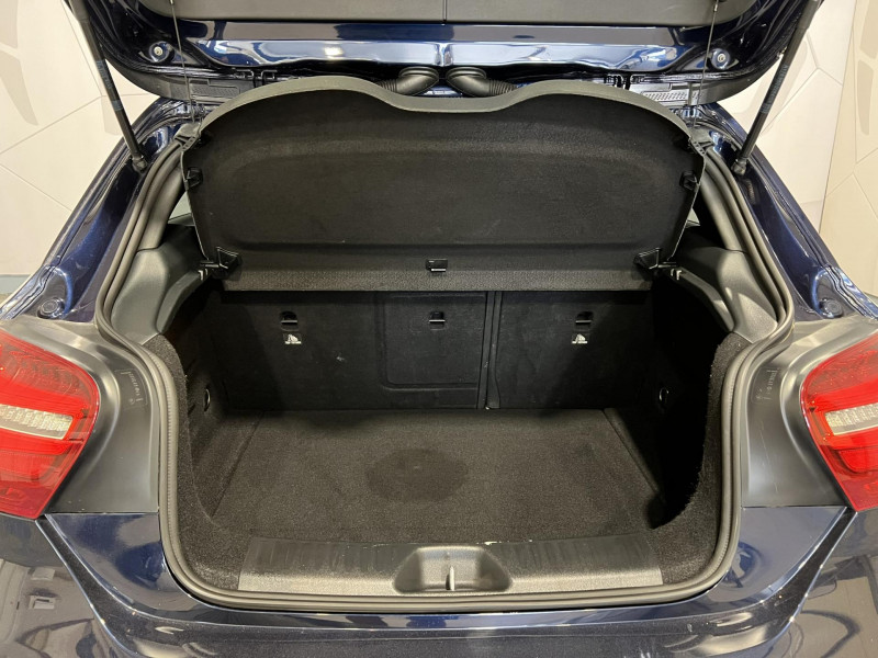 Photo 10 de l'offre de MERCEDES-BENZ CLASSE A 180 d 7G-DCT Fascination à 18990€ chez VL Auto