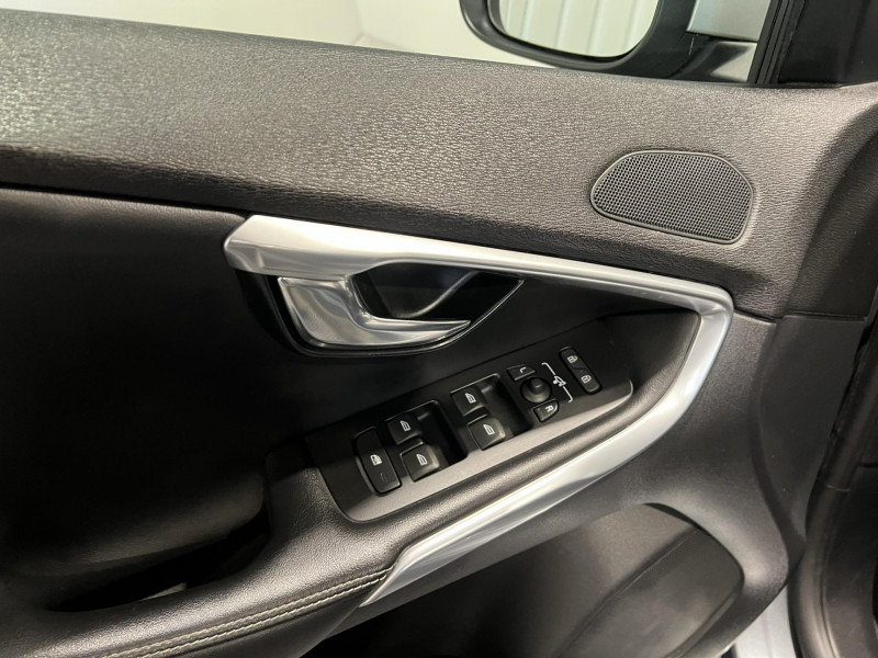 Photo 22 de l'offre de VOLVO V40 D2 AdBlue 120 ch R-Design à 16990€ chez VL Auto