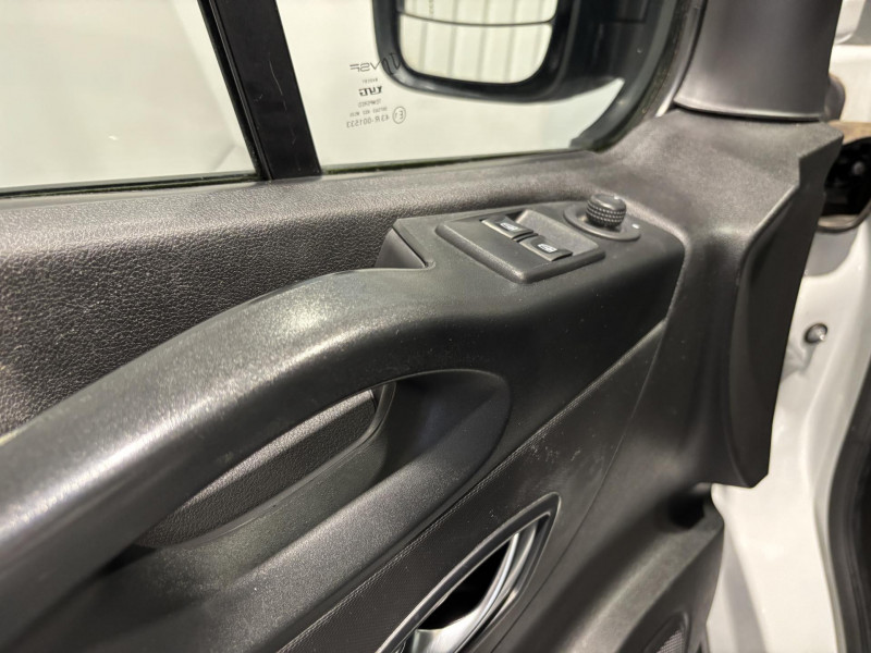 Photo 12 de l'offre de RENAULT TRAFIC FGN L2H1 1300 KG DCI 120 GRAND CONFORT * 14575 HT à 17490€ chez VL Auto