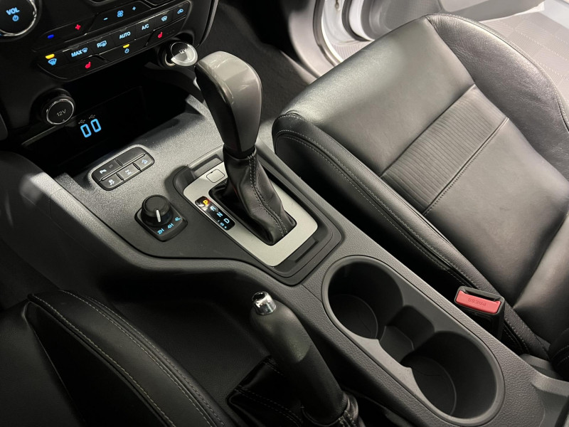 Photo 13 de l'offre de FORD RANGER DOUBLE CABINE 3.2 TDCi 200 4X4 BVA6 LIMITED à 23990€ chez VL Auto