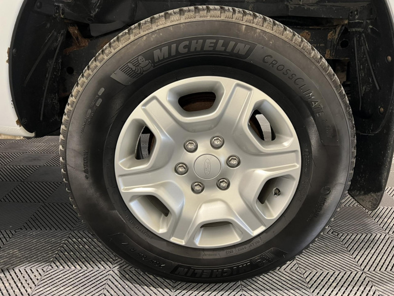 Photo 19 de l'offre de FORD RANGER DOUBLE CABINE 3.2 TDCi 200 4X4 BVA6 LIMITED à 23990€ chez VL Auto