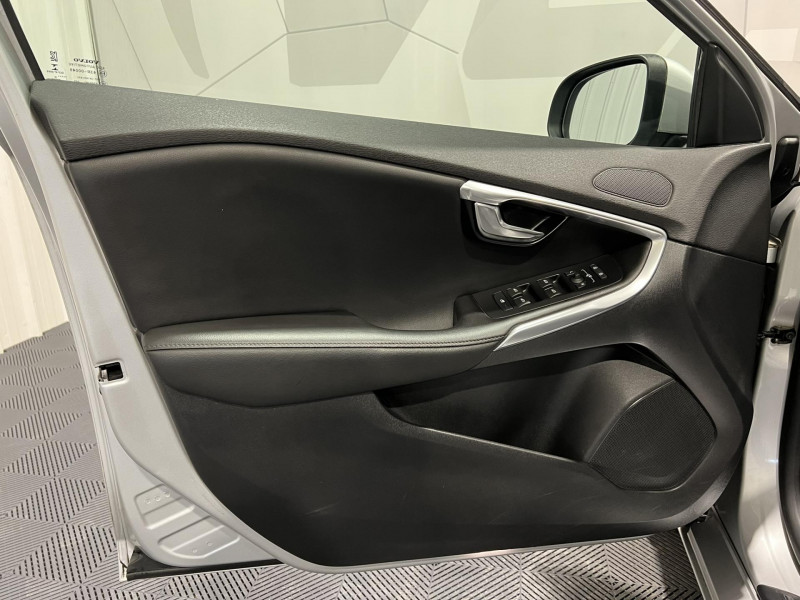 Photo 21 de l'offre de VOLVO V40 D2 AdBlue 120 ch Geartronic 6 SIGNATURE EDITION à 16490€ chez VL Auto