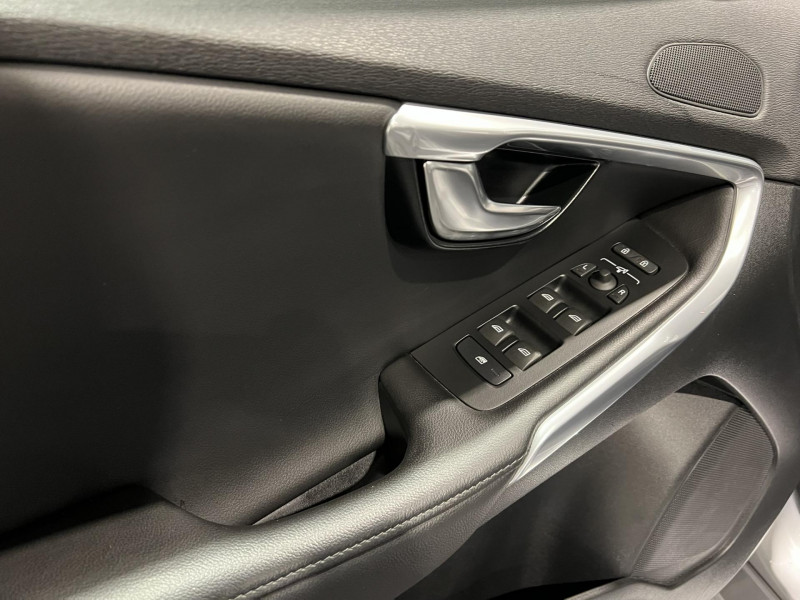 Photo 22 de l'offre de VOLVO V40 D2 AdBlue 120 ch Geartronic 6 SIGNATURE EDITION à 16490€ chez VL Auto