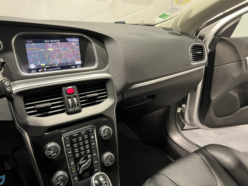 Photo 12 de l'offre de VOLVO V40 D2 AdBlue 120 ch Geartronic 6 SIGNATURE EDITION à 16490€ chez VL Auto