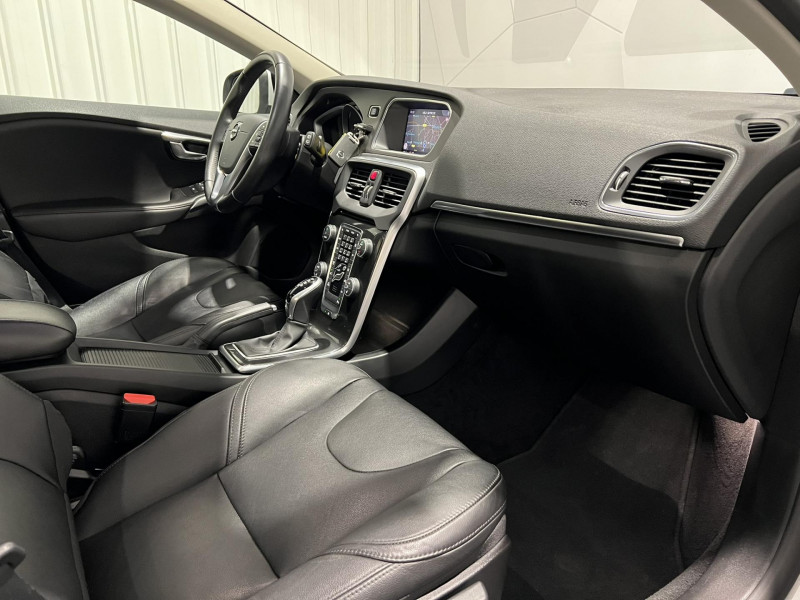 Photo 8 de l'offre de VOLVO V40 D2 AdBlue 120 ch Geartronic 6 SIGNATURE EDITION à 16490€ chez VL Auto