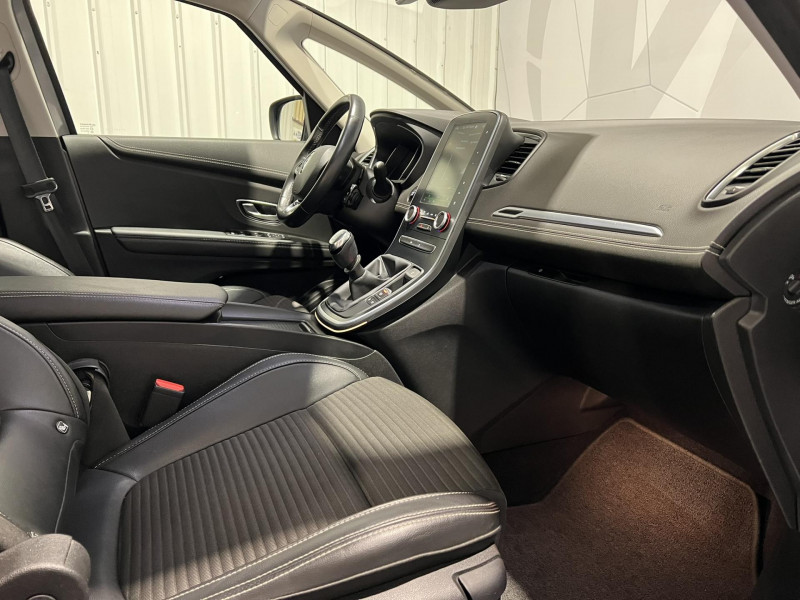 Photo 8 de l'offre de RENAULT GRAND SCENIC TCe 130 Energy Intens 7 Places à 13990€ chez VL Auto