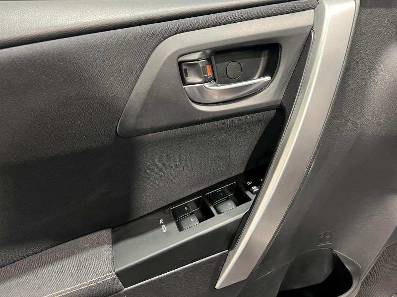 Photo 22 de l'offre de TOYOTA AURIS TOURING SPORTS Hybride 136h Dynamic Business à 13990€ chez VL Auto