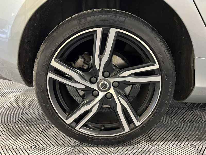 Photo 18 de l'offre de VOLVO V40  D2 120 Geartronic 6 R-Design à 14990€ chez VL Auto