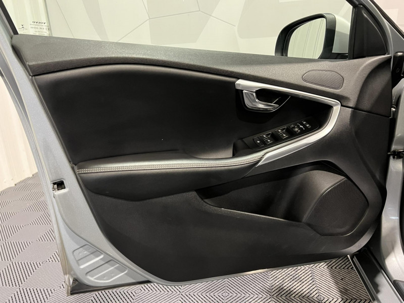 Photo 21 de l'offre de VOLVO V40  D2 120 Geartronic 6 R-Design à 14990€ chez VL Auto